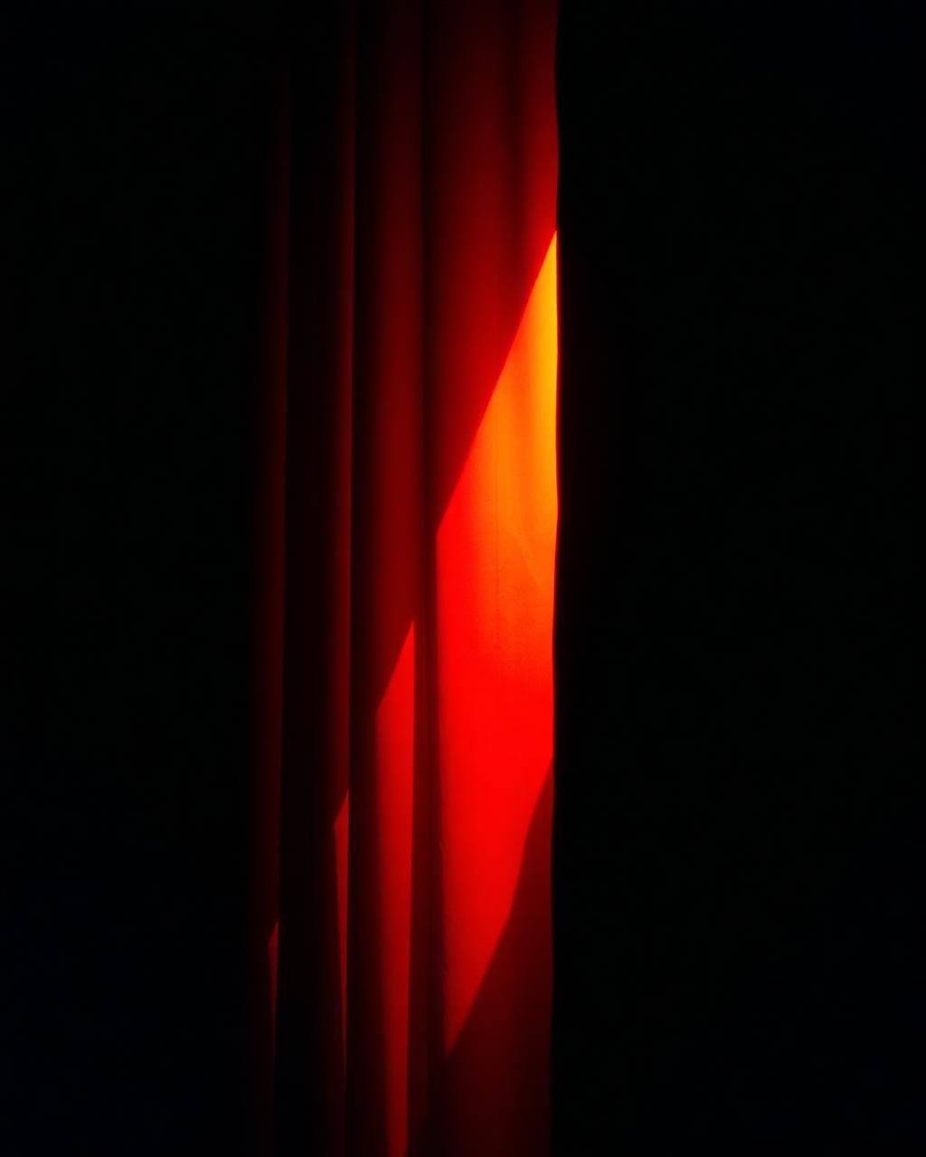 Still — cortina vermelha
